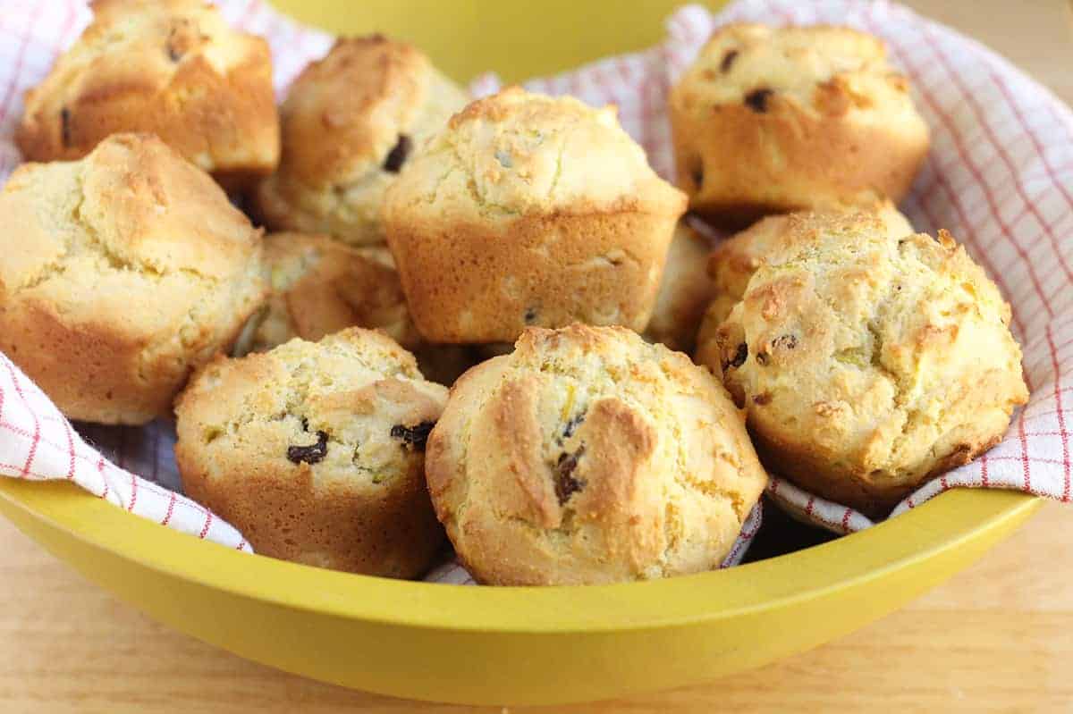 Muffin di mais salutari con zucca gialla e uvetta