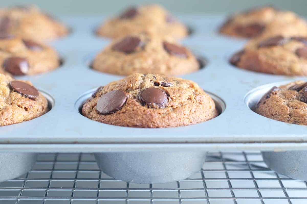 Muffin salutari con gocce di cioccolato e banane (cereali integrali, poco zucchero)