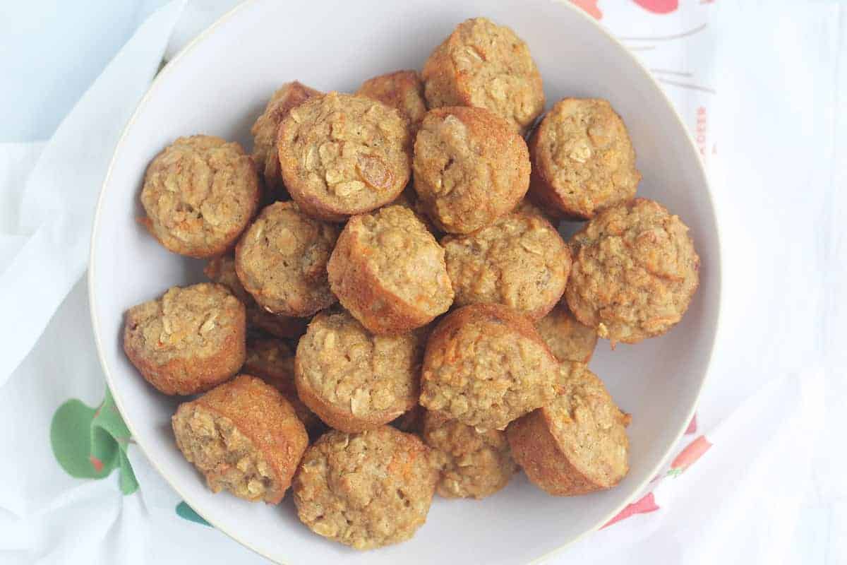 Muffin salutari con torta di carote (così facili, a basso contenuto di zucchero, tutti squisiti)