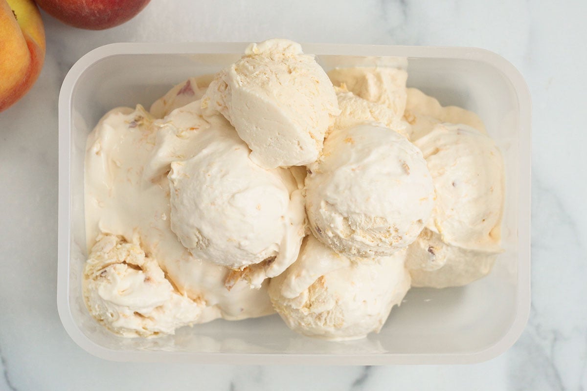 Non crederai quanto sia facile trasformare le pesche fresche in gelato