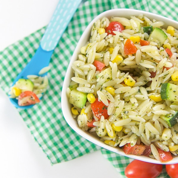 Insalata estiva al pesto per neonati e bambini piccoli