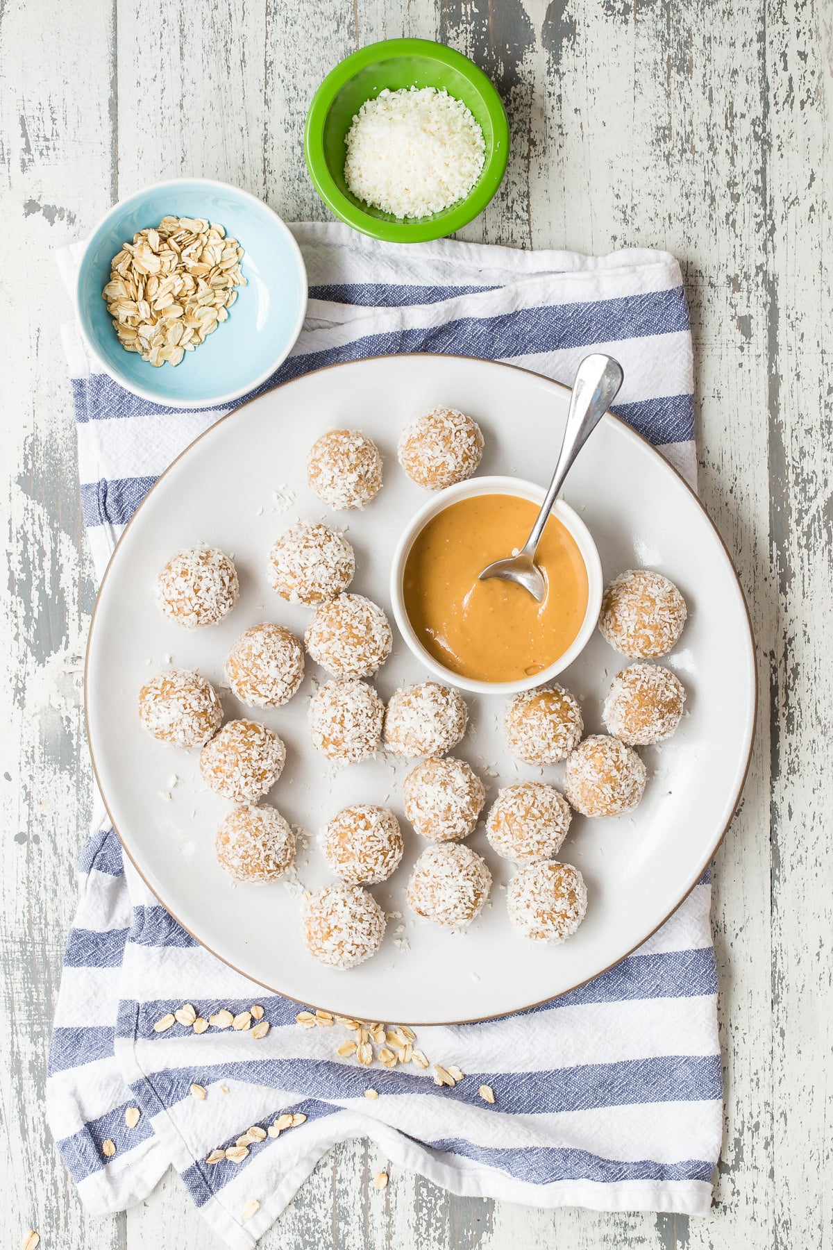 Palline di farina d'avena al burro di arachidi e cocco