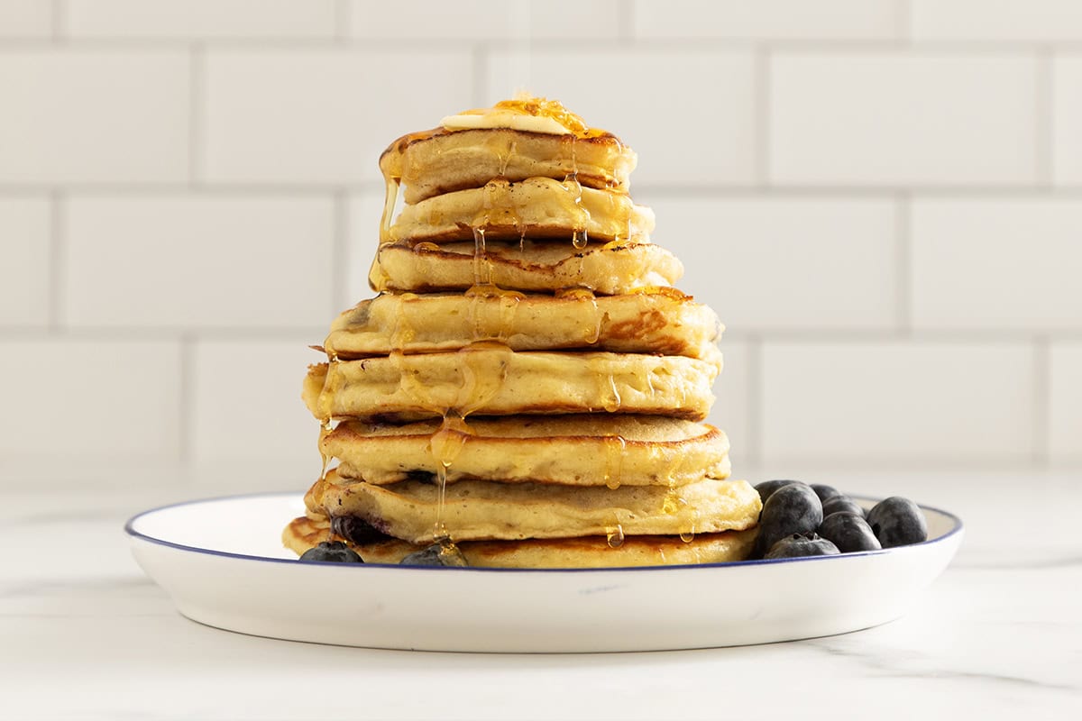 Pancake ai mirtilli di qualità da ristorante, direttamente a casa (i bambini mangeranno davvero!)