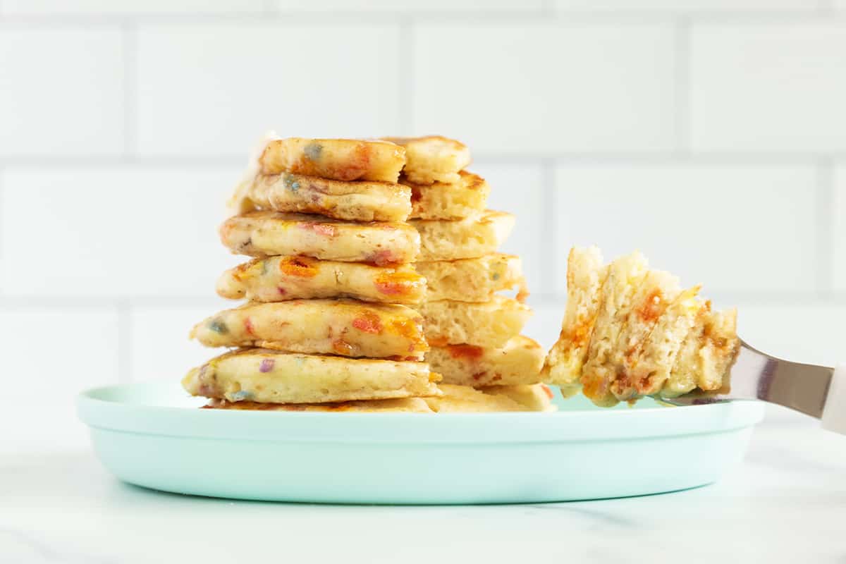 Pancake Funfetti preferiti (torta di compleanno)