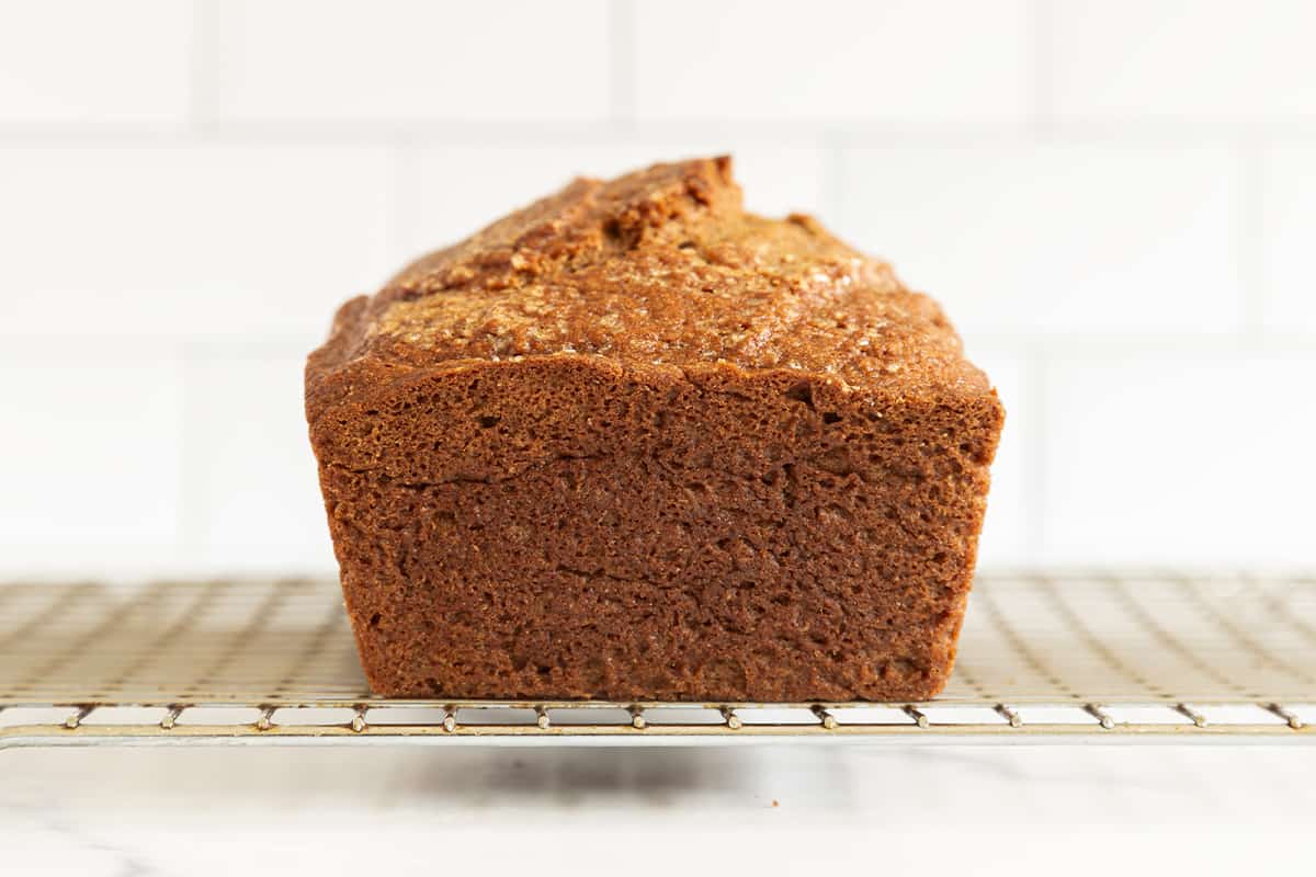 Pane con salsa di mele in una ciotola
