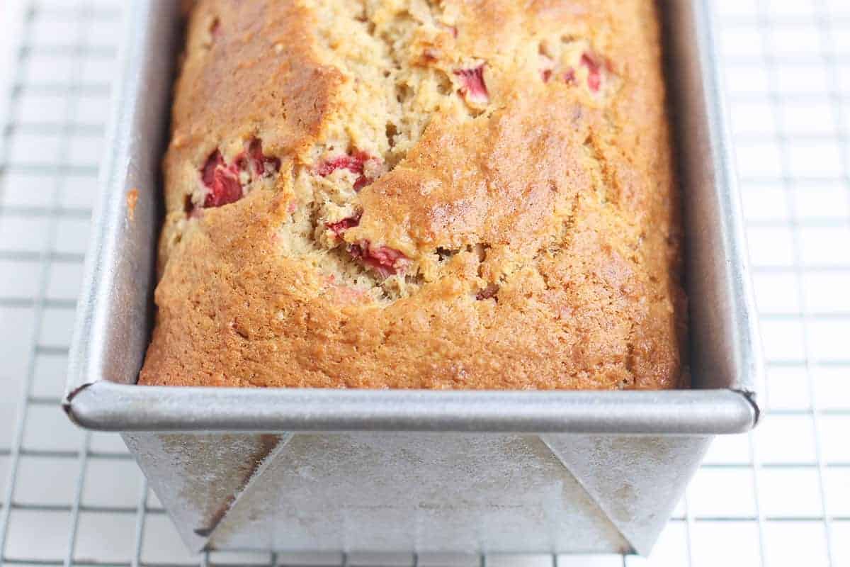 Pane semplice alle fragole e banane (a basso contenuto di zuccheri e così buono)