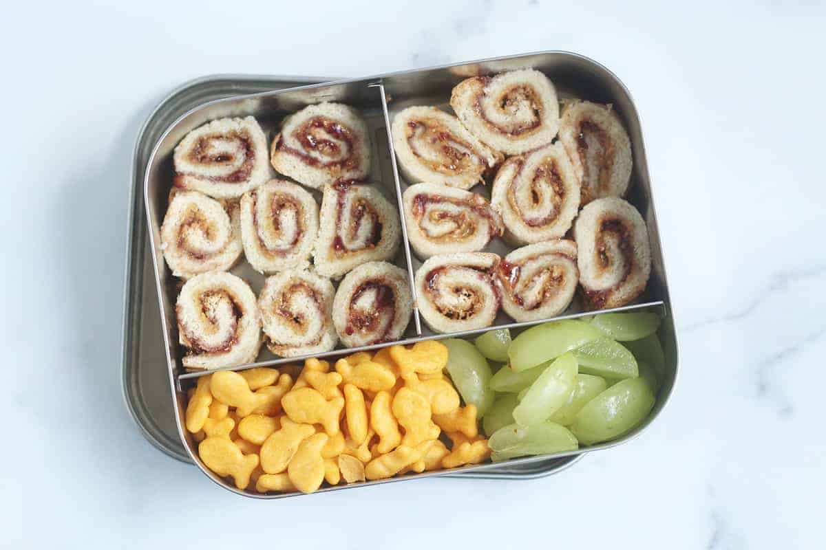 Panini arrotolati veloci (idea per il pranzo scolastico in 2 minuti)