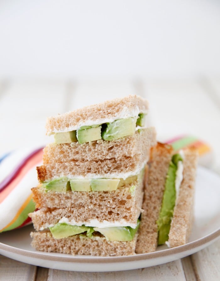 Panino Al Formaggio Cremoso Di Avocado