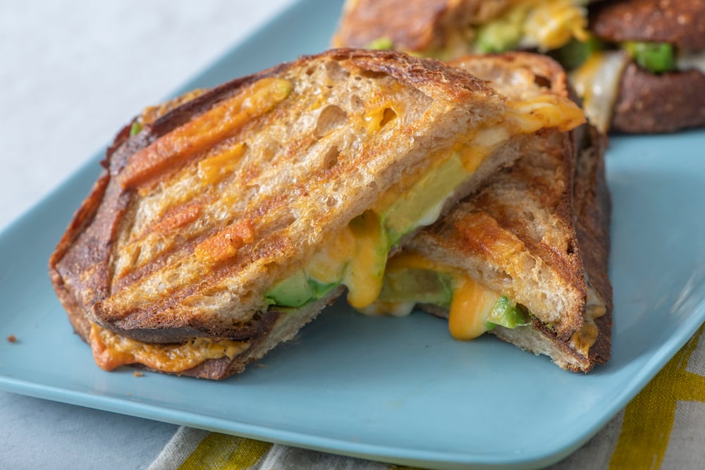 Panino Con Avocado E Formaggio Grigliato