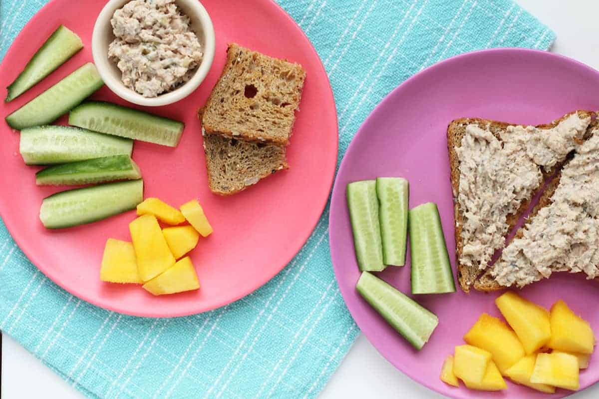 Panino con insalata di salmone preferito: ricco di proteine e grassi sani