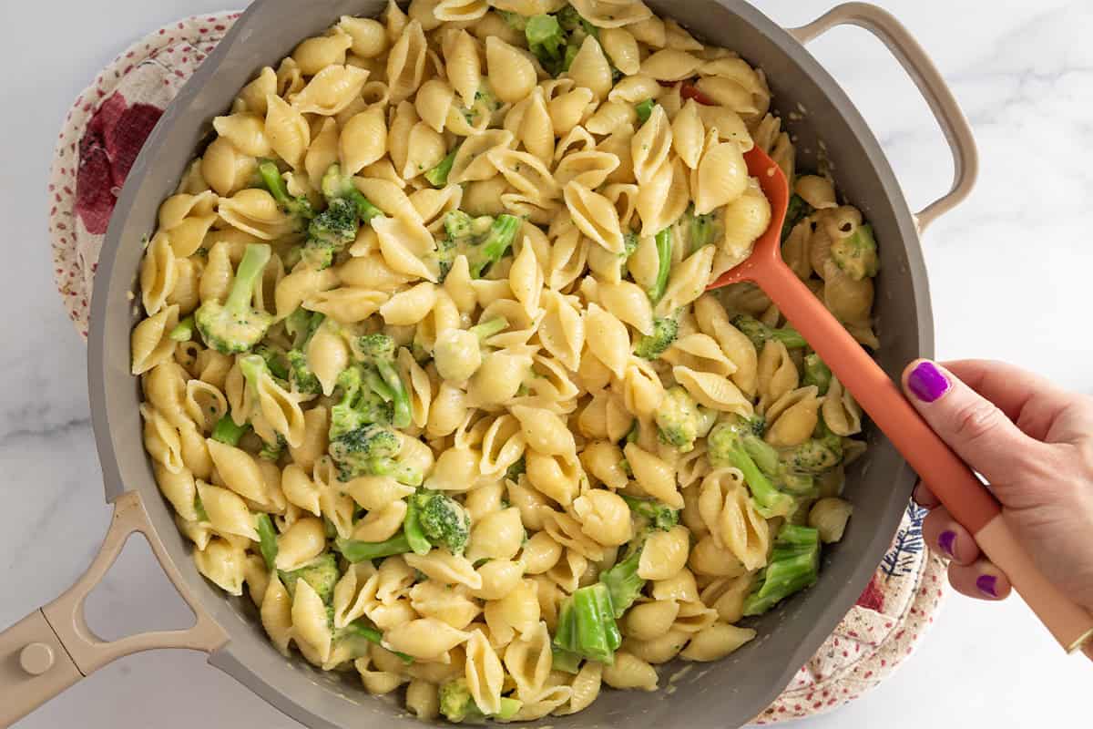 La pasta al formaggio cheddar e broccoli piacerà anche ai bambini più esigenti