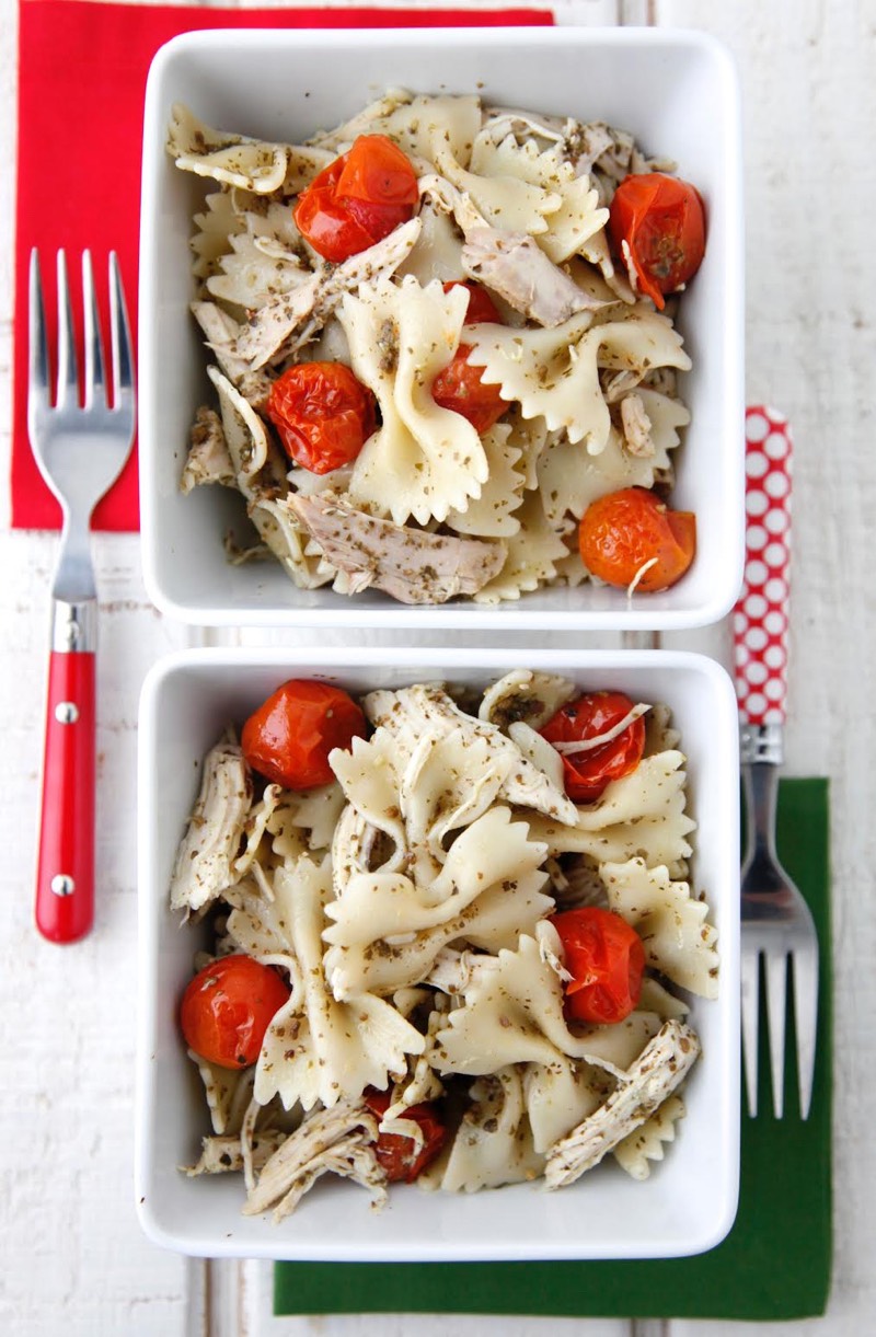 Pasta al pesto con pollo arrosto e pomodorini