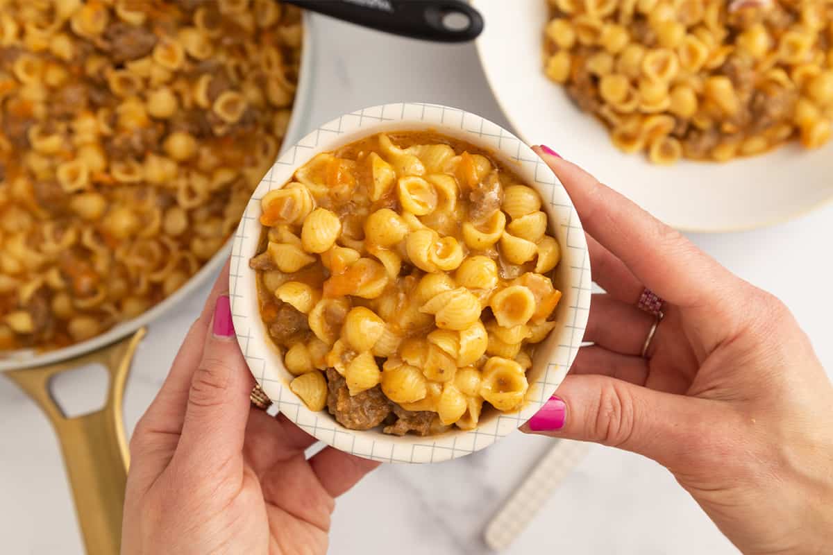 Pasta cheeseburger in una pentola