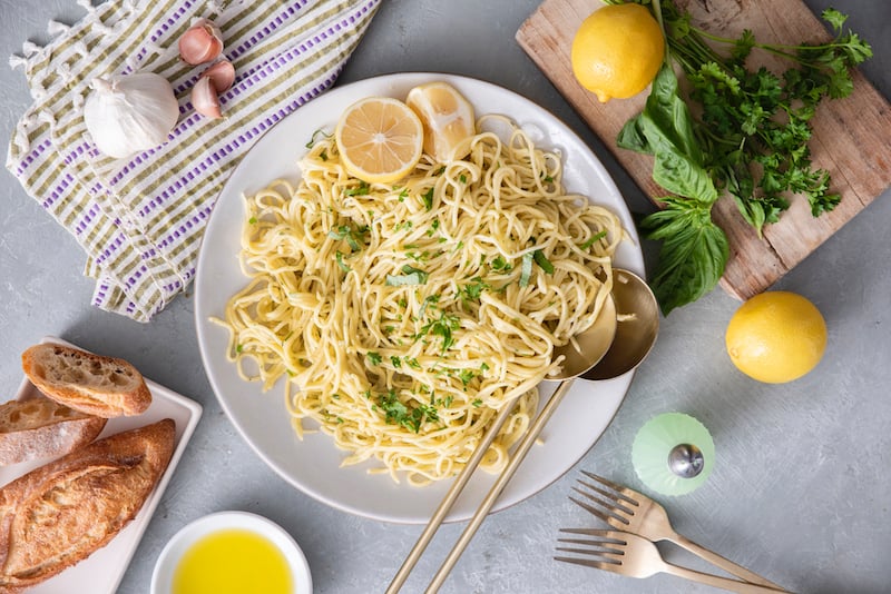 Pasta fresca alle erbe con salsa all'aglio e limone
