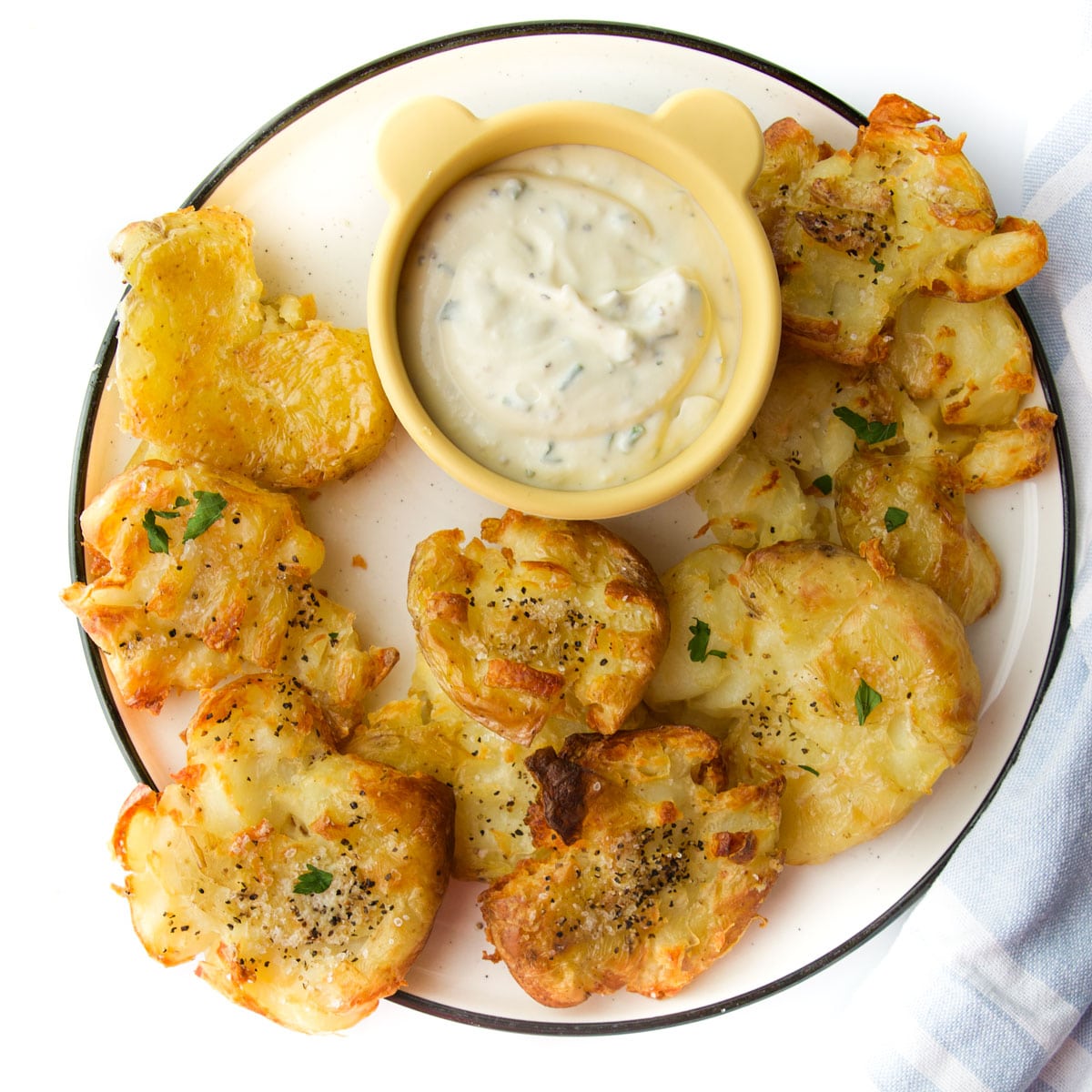 Patate schiacciate con salsa alle erbe e limone - Ottimo per le mani dei più piccoli.