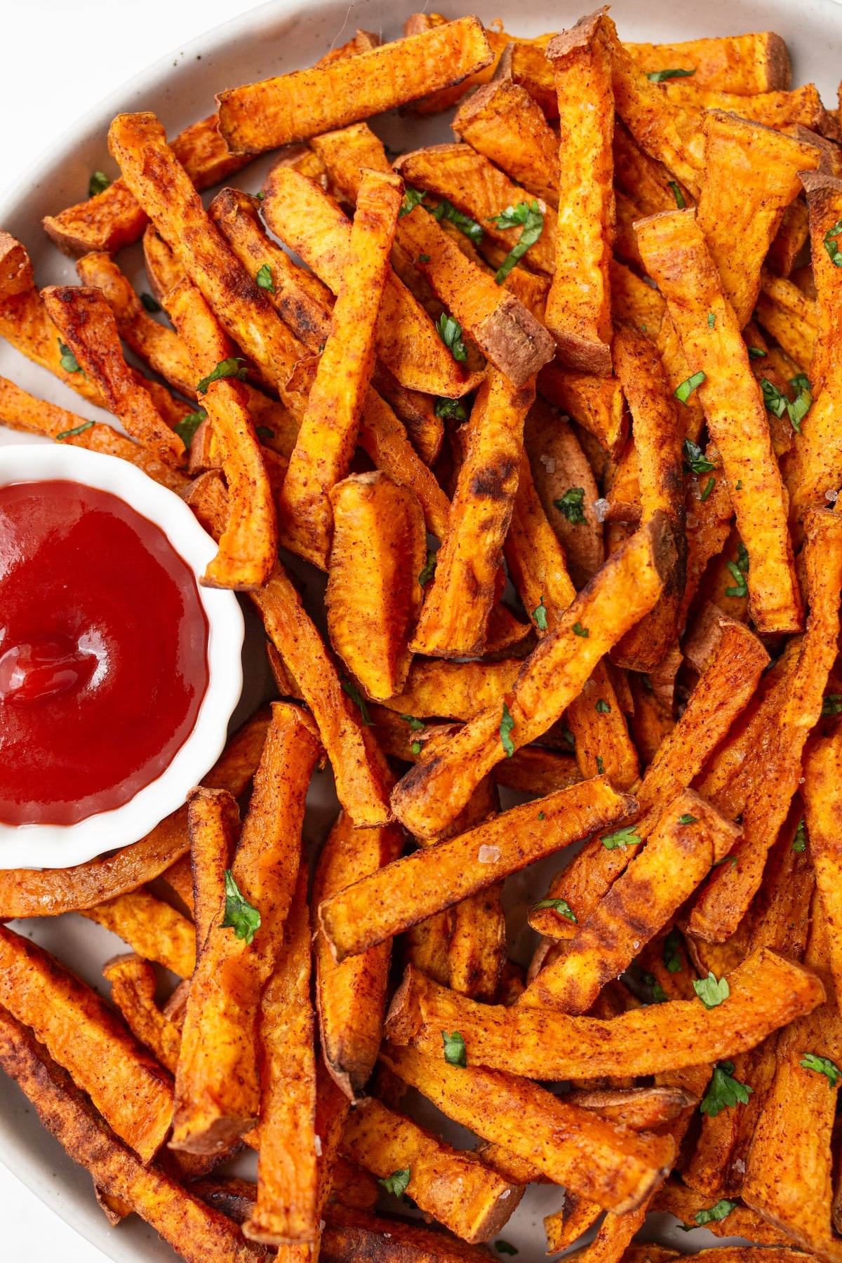 Patatine fritte croccanti di patate dolci al forno
