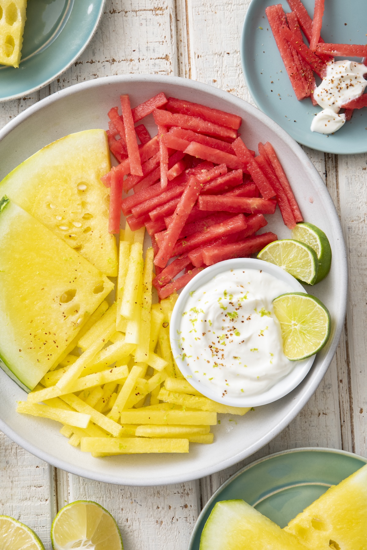Patatine fritte di anguria con salsa di yogurt al miele e lime