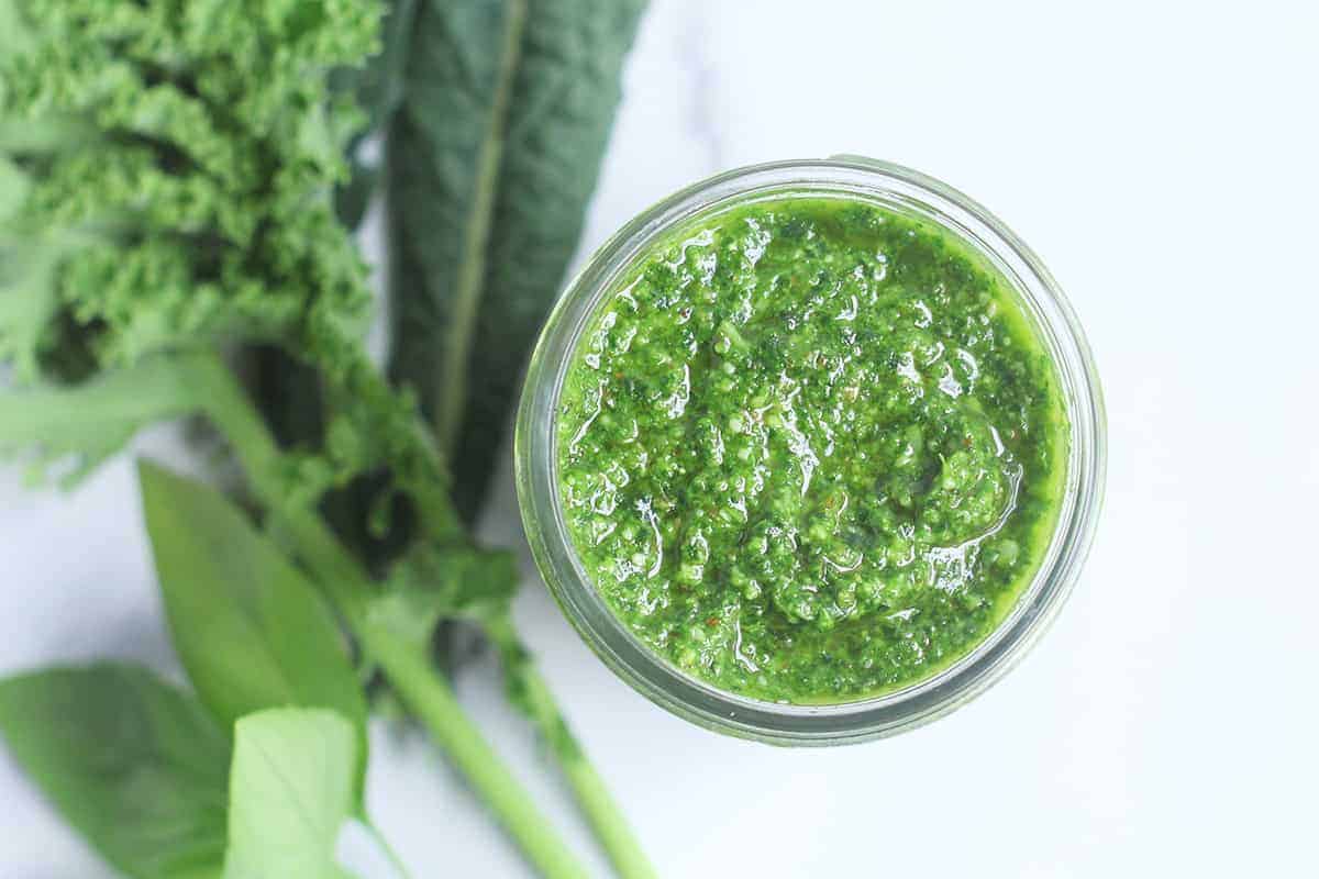 Pesto di cavolo riccio facile (5 minuti fino a Yum!)