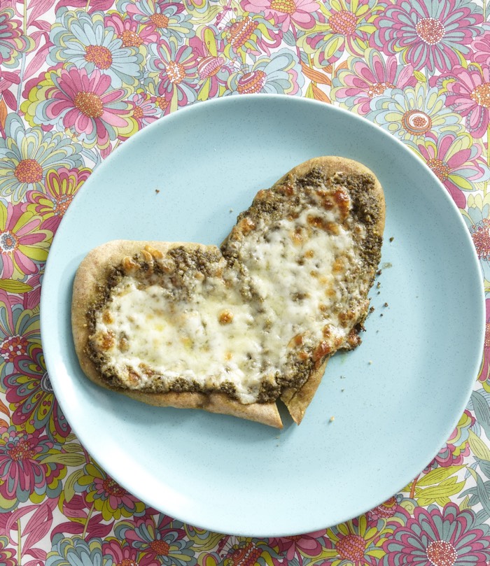 Pizza al pesto e due formaggi