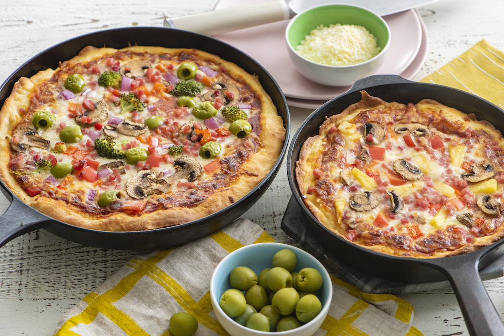 Pizza in ghisa con piatto profondo