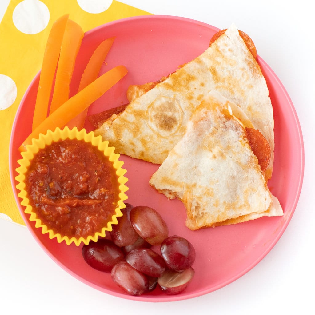 Quesadillas di pizza al formaggio facili da 10 minuti