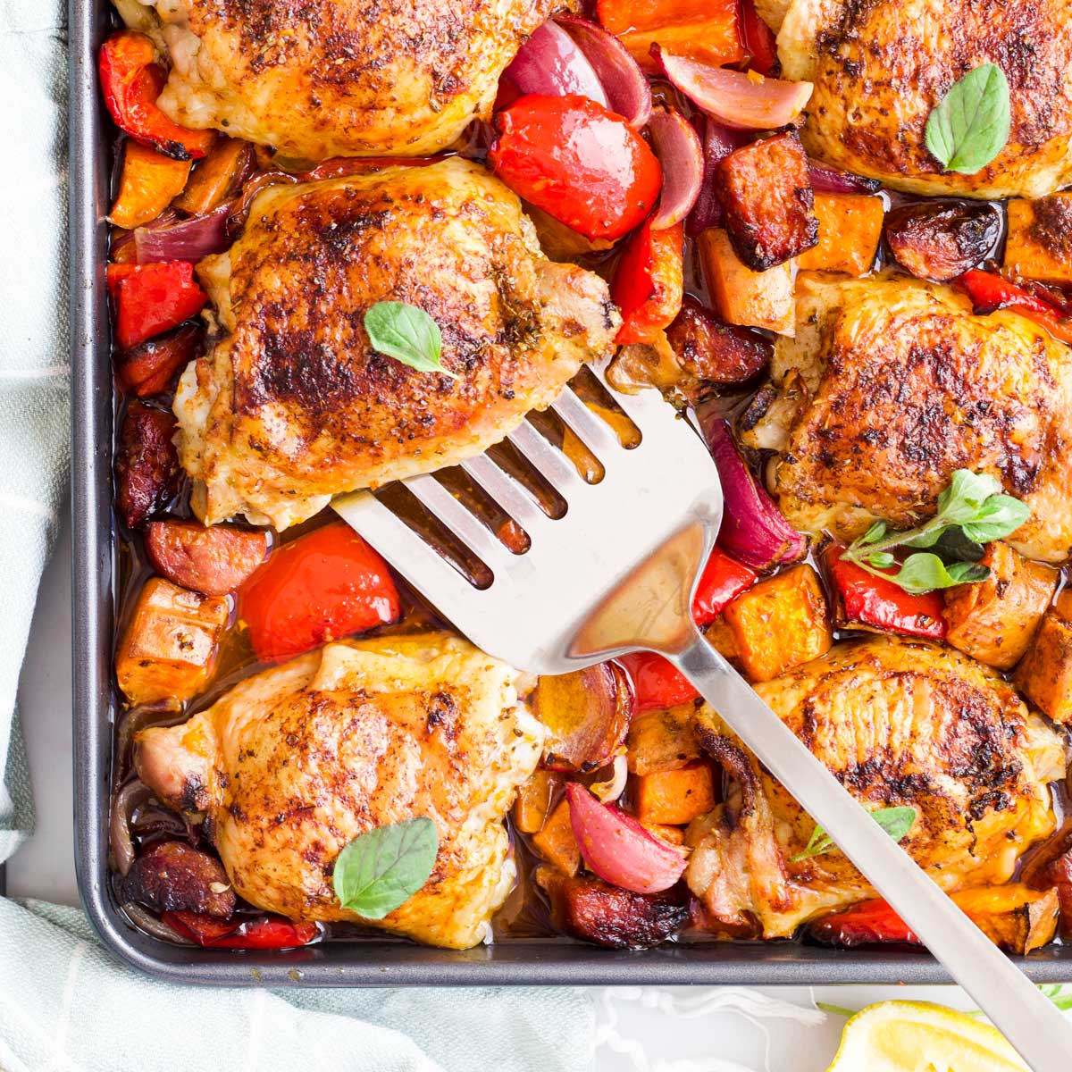 Pollo e chorizo al forno in teglia