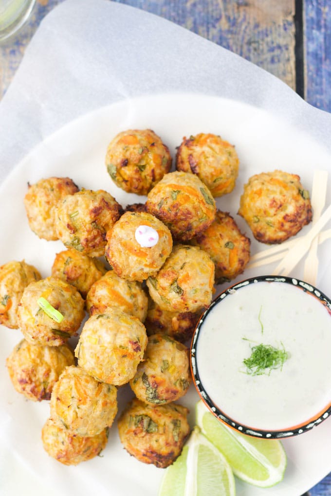 Polpette di pollo con salsa di yogurt alla citronella e zenzero