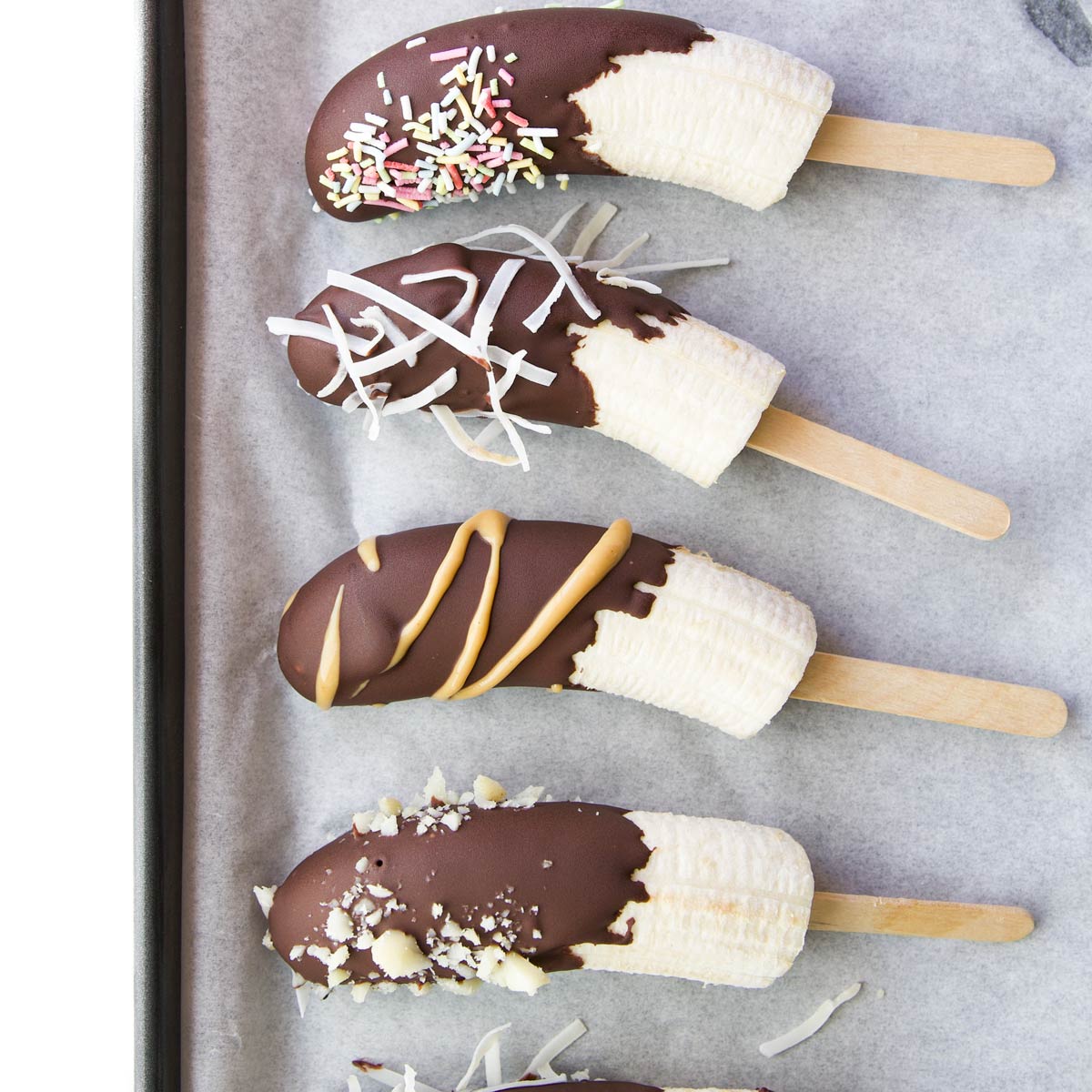 Pops di banana congelati ricoperti di cioccolato