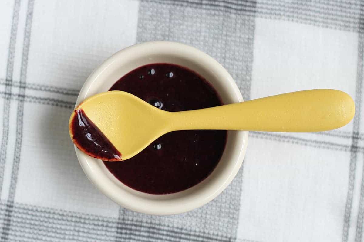 Purea di mirtilli per neonati in 2 minuti (non è necessaria la cottura!)