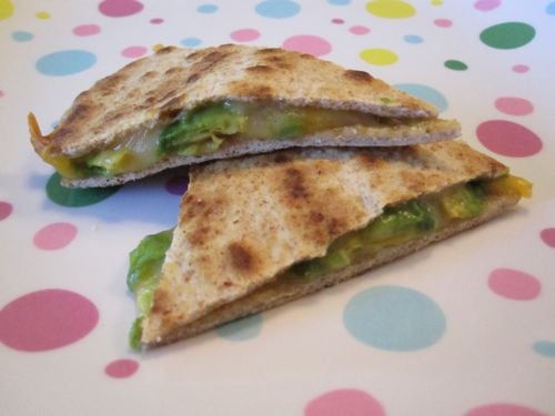 Quesadilla con avocado e formaggio