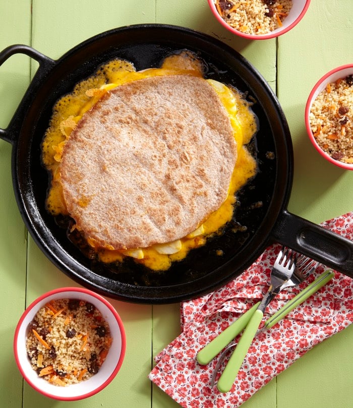 Quesadilla di mele, miele e formaggio
