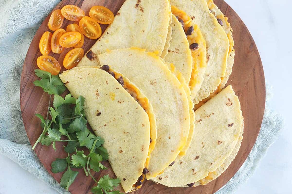 Quesadillas di fagioli neri in teglia