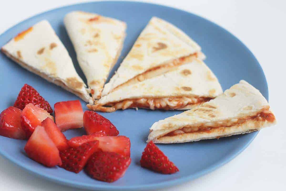 Quesadillas veloci con pizza (un pasto facile per i bambini)