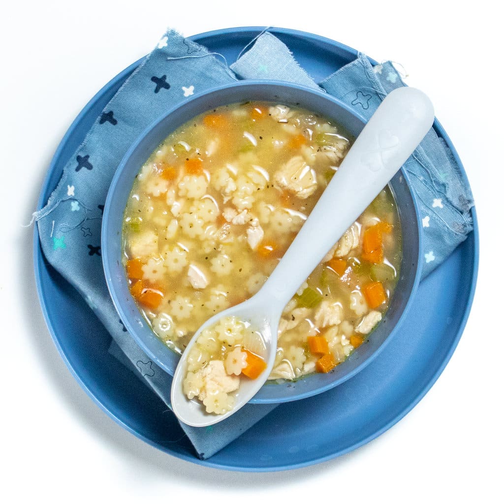 Zuppa di pollo e stelle richiesta dai bambini (preparata in 25 minuti)