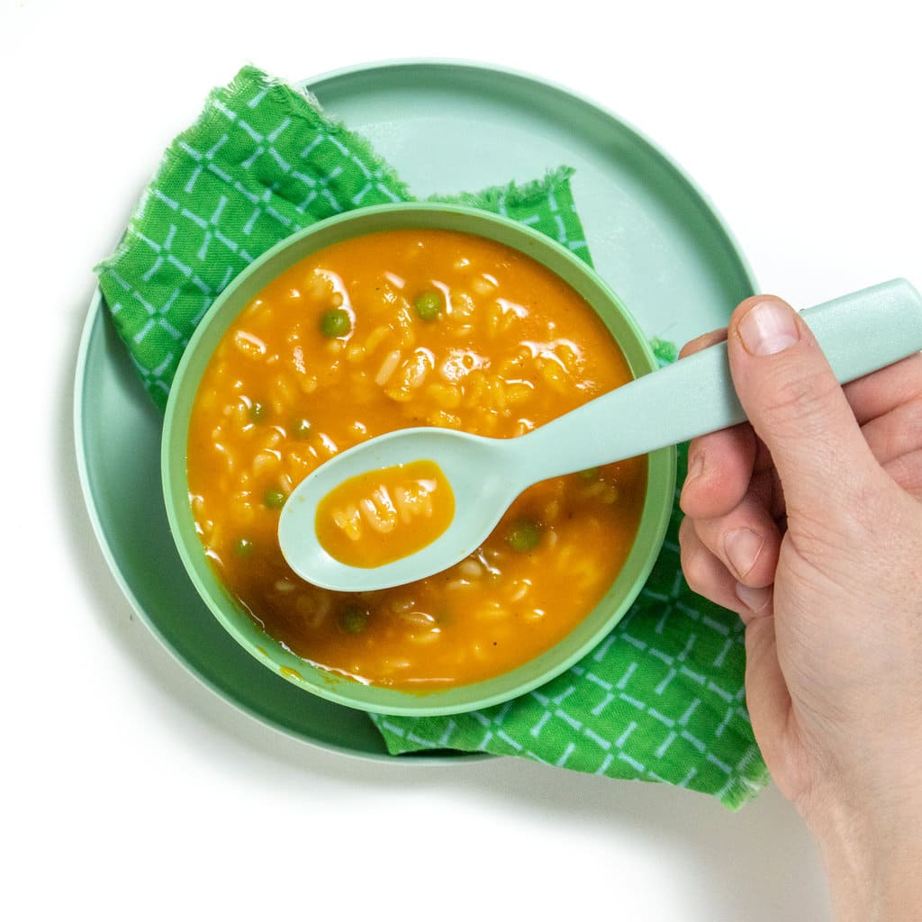 Zuppa veloce di alfabeto adatta ai bambini con verdure nascoste