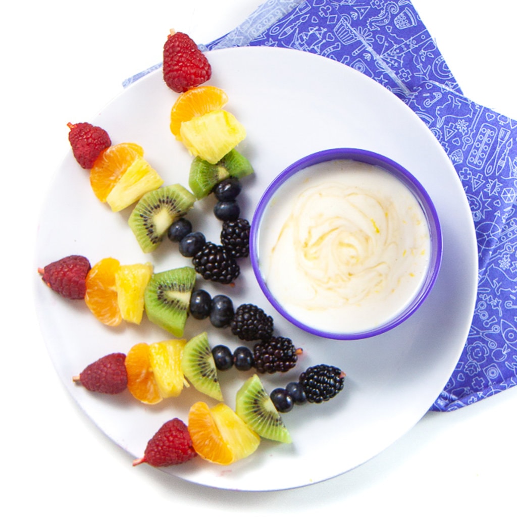 Spiedini di frutta con salsa di yogurt al miele e limone (i preferiti dai bambini!)