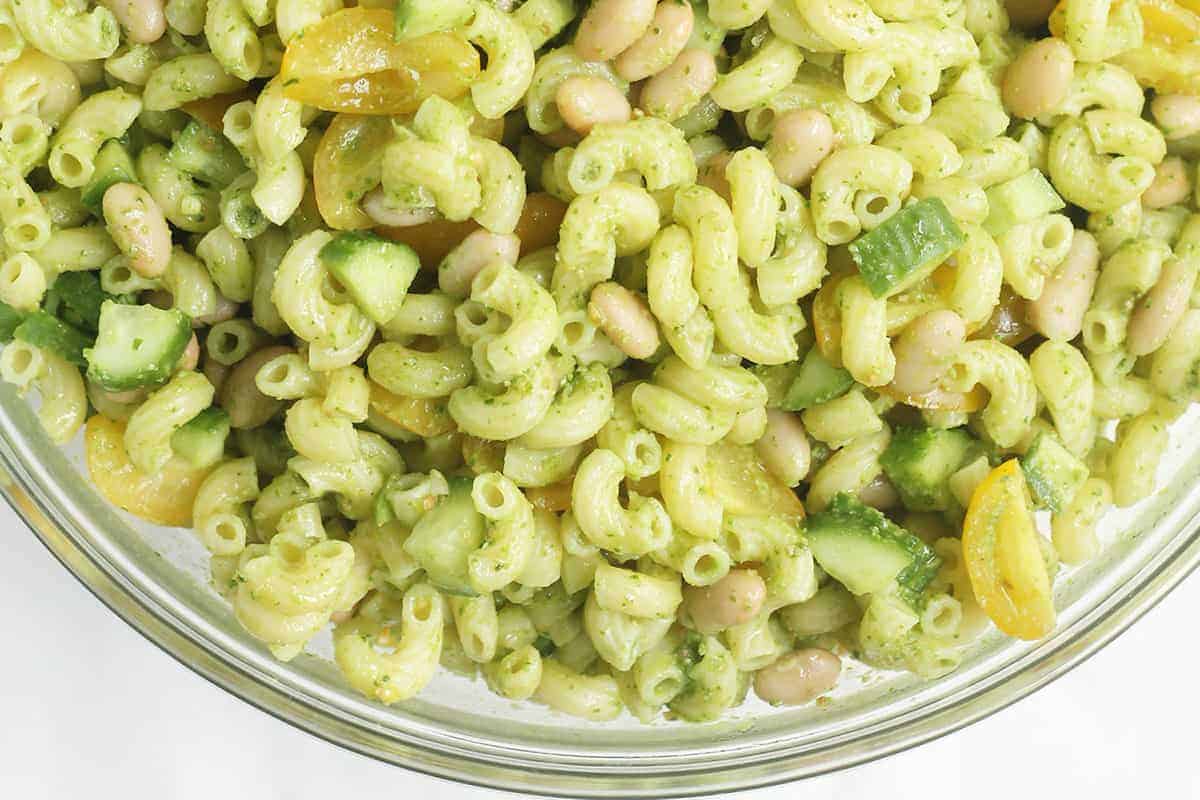 Ricetta facile per insalata di pasta al pesto (con solo 5 ingredienti!)