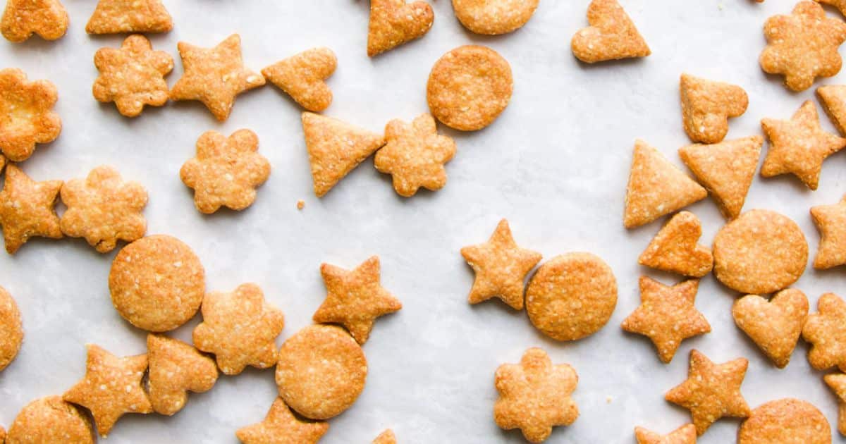 Salta la confezione: prepara questi semplici cracker al formaggio che i bambini adorano.