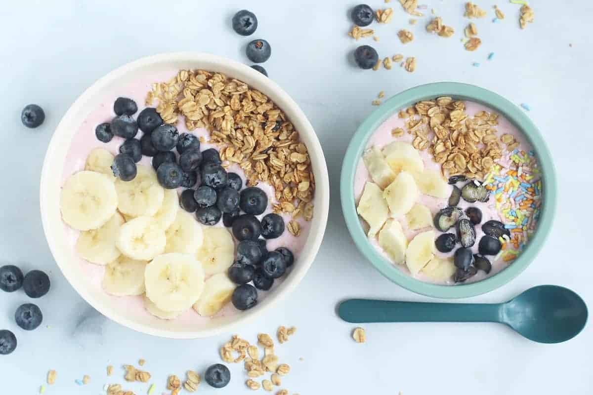 Smoothie Bowl ai frutti di bosco (da condividere con i bambini)