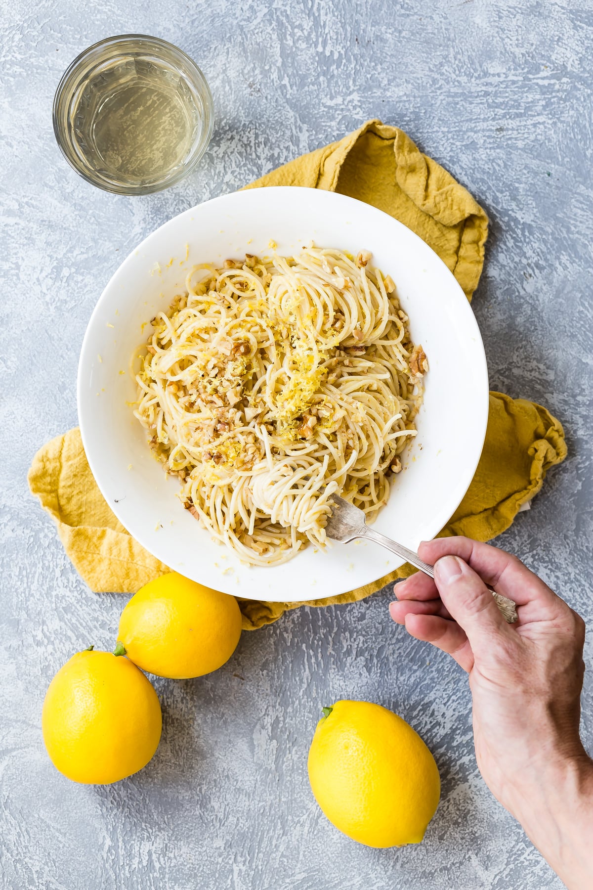 Spaghetti al limone con noci tostate