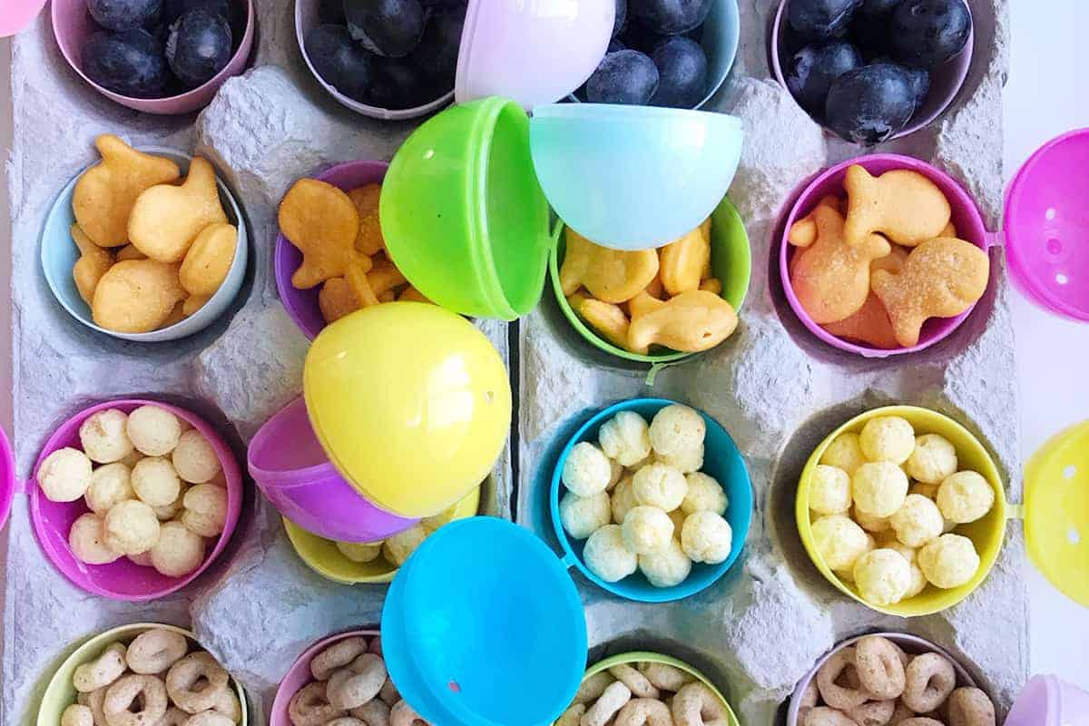 Spuntino di Pasqua: vassoio per snack alla ricerca delle uova