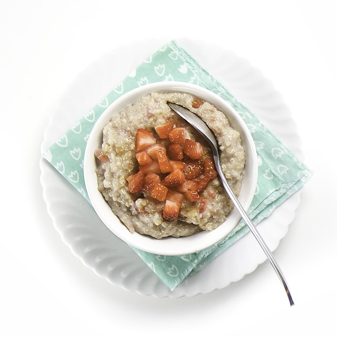 Cereali da colazione con quinoa e fragole per neonati e bambini piccoli