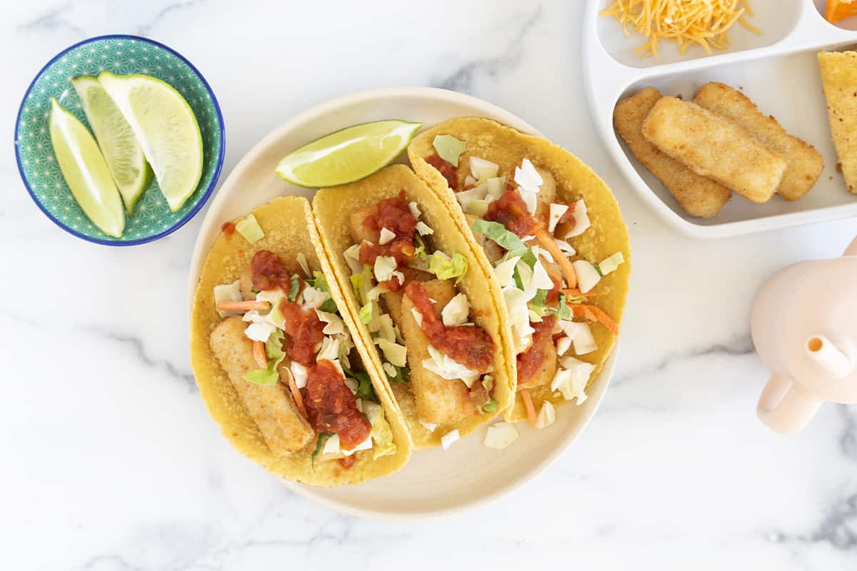 Tacos veloci con bastoncini di pesce