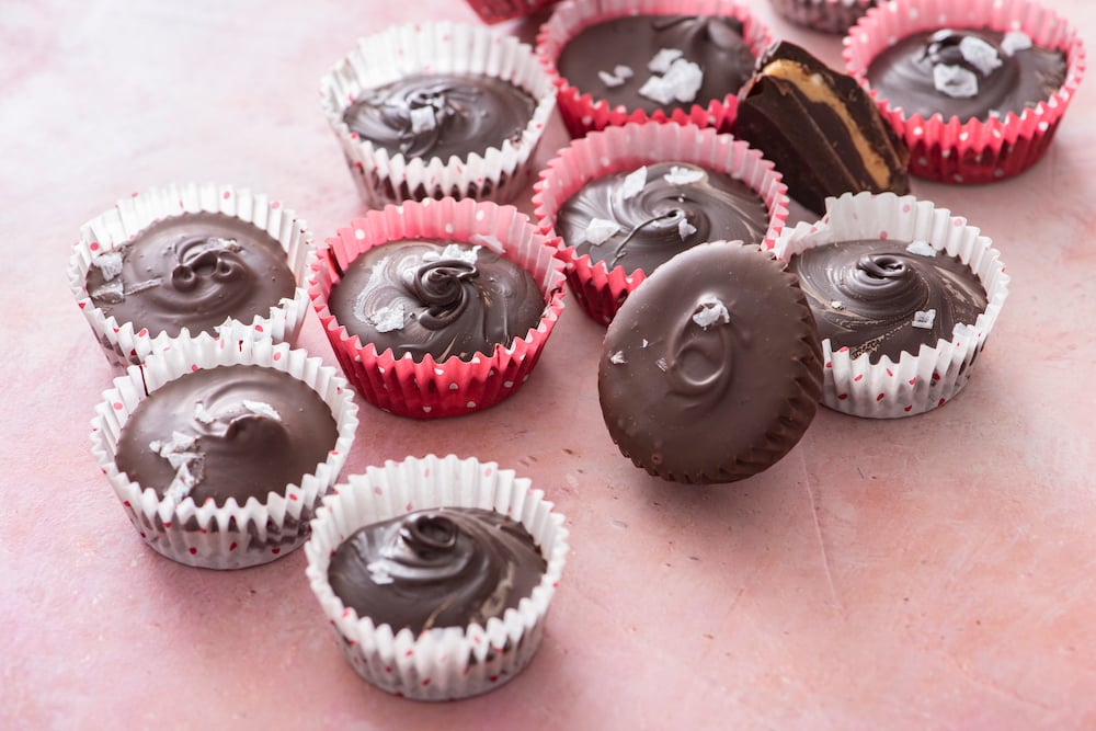 Tazze al burro di arachidi al cioccolato con sale marino