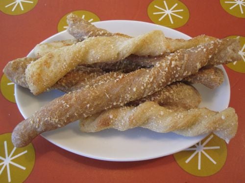Torsioni di pasta per pizza al formaggio