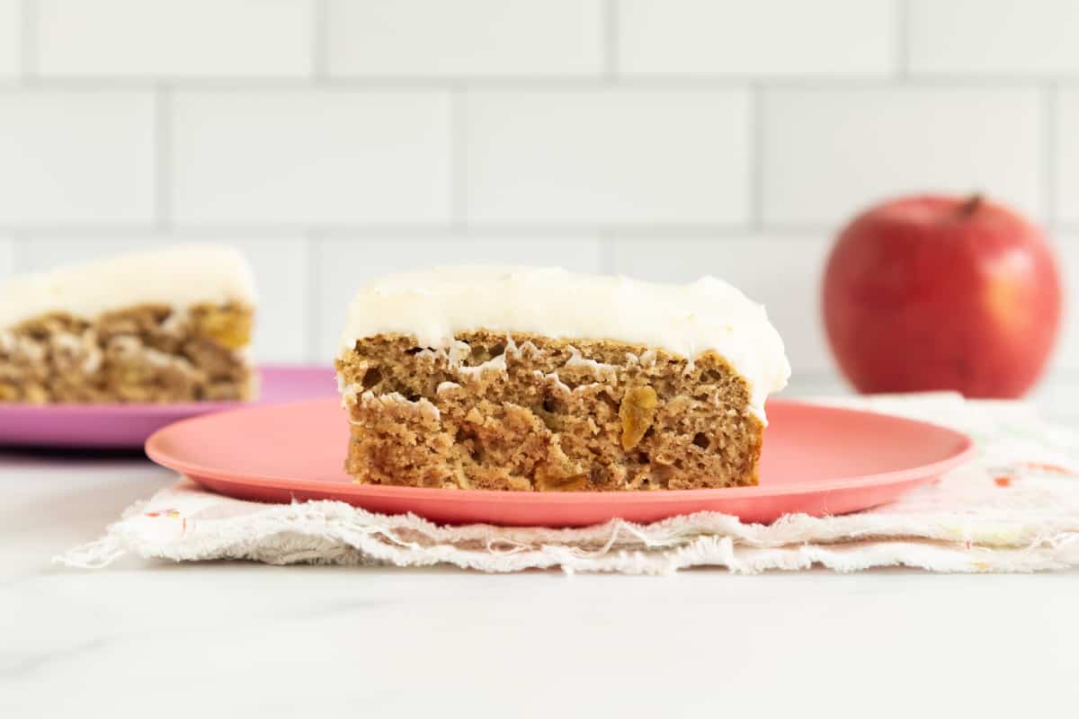 Torta semplice con salsa di mele