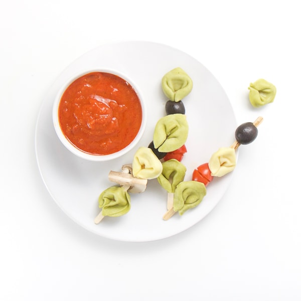 Tortellini su stecco con salsa alla marinara per i più piccoli