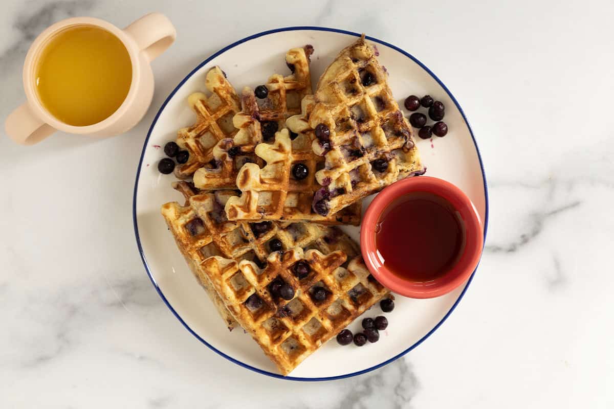 Waffle ai mirtilli fatti in casa che battono l'uovo (in nutrizione e prezzo)