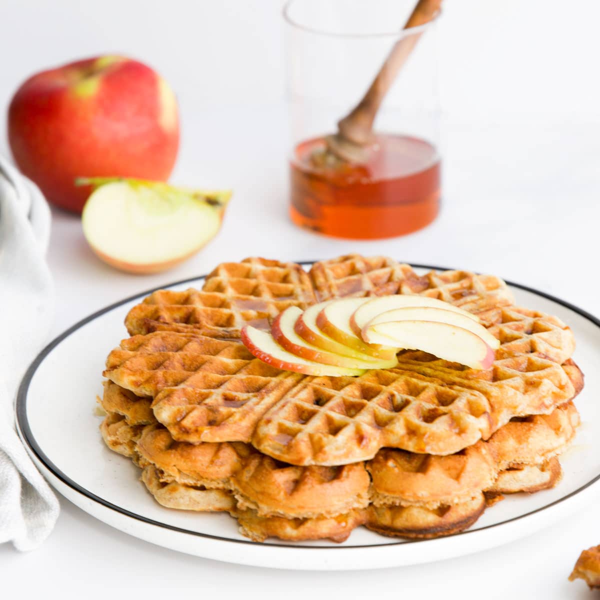 Waffle di mele e cannella (con morbidi pezzi di mela)