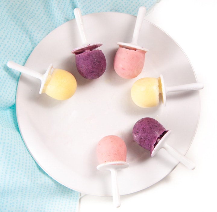 Ghiaccioli di yogurt e frutta da schiacciare per bambini
